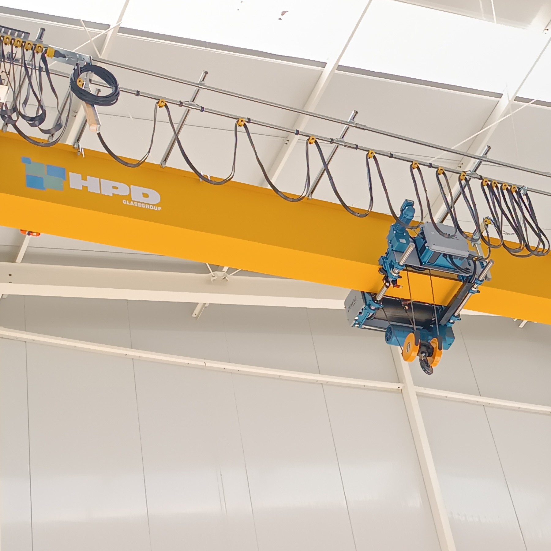 Ejecución de montaje de grúa puente industrial por SERVIMAQ en Perú