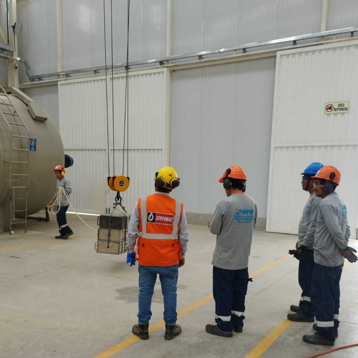 Montaje de puentes grúa industriales - SERVIMAQ Perú