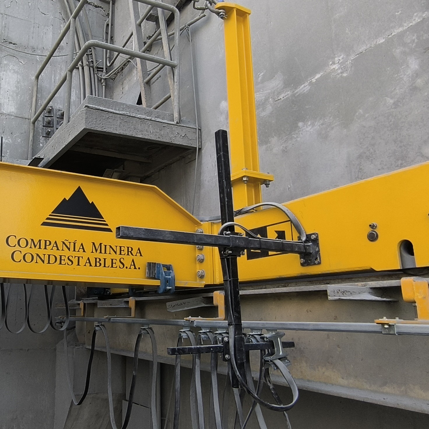 Montaje de puentes grúa industriales - SERVIMAQ Perú