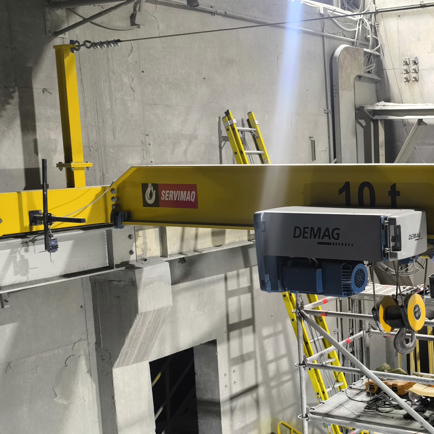 Servicio de montaje de grúa puente industrial por SERVIMAQ en Perú